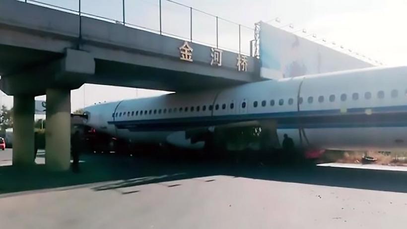 Блог - Видео: Самолет застрял под мостом в Китае Видео: Самолет застрял под мостом в Китае