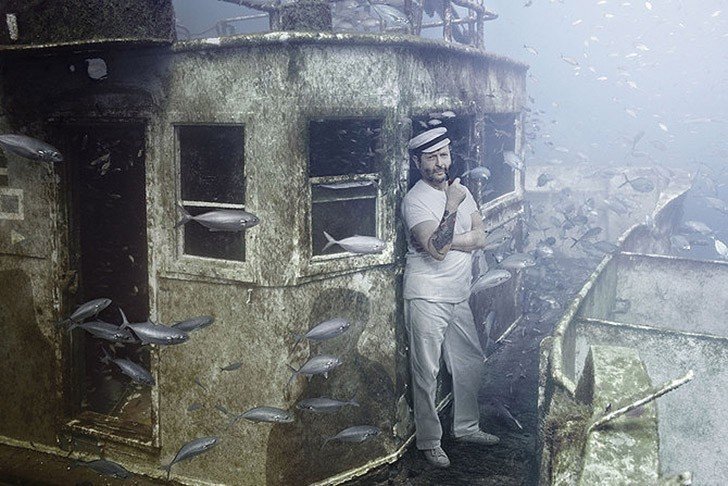 Блог - Фотограф подарил вторую жизнь затонувшему кораблю, устроив на нем фотосессию Фотограф подарил вторую жизнь затонувшему кораблю, устроив на нем фотосессию