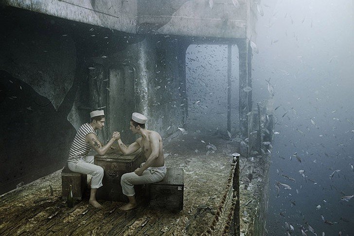 Блог - Фотограф подарил вторую жизнь затонувшему кораблю, устроив на нем фотосессию Фотограф подарил вторую жизнь затонувшему кораблю, устроив на нем фотосессию