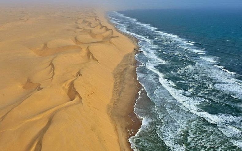 Блог - Где песок становится морем: как пустыня Намиб встречается с Атлантикой Где песок становится морем: как пустыня Намиб встречается с Атлантикой