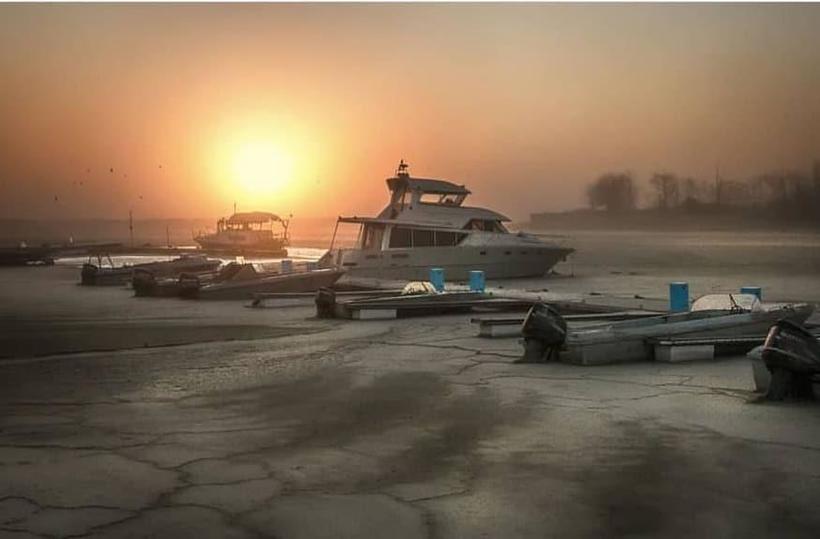 Блог - Залив Азовского моря обмелел на несколько дней, превратившись в пустыню Залив Азовского моря обмелел на несколько дней, превратившись в пустыню
