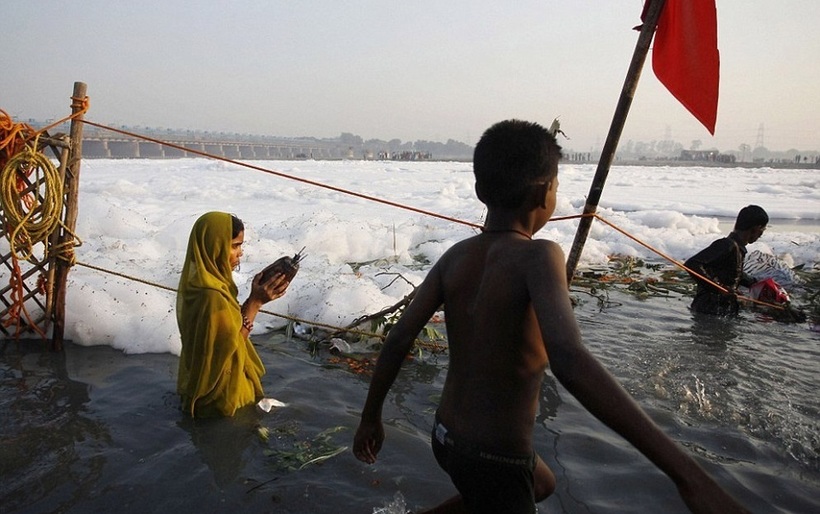 От идолов до токсичной пены: как постепенно гибнет священная река в Индии