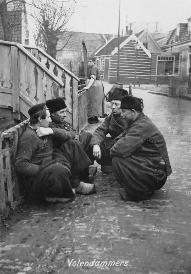 Блог - Увлекательные винтажные фото голландских мужчин в традиционных шерстяных штанах Увлекательные винтажные фото голландских мужчин в традиционных шерстяных штанах