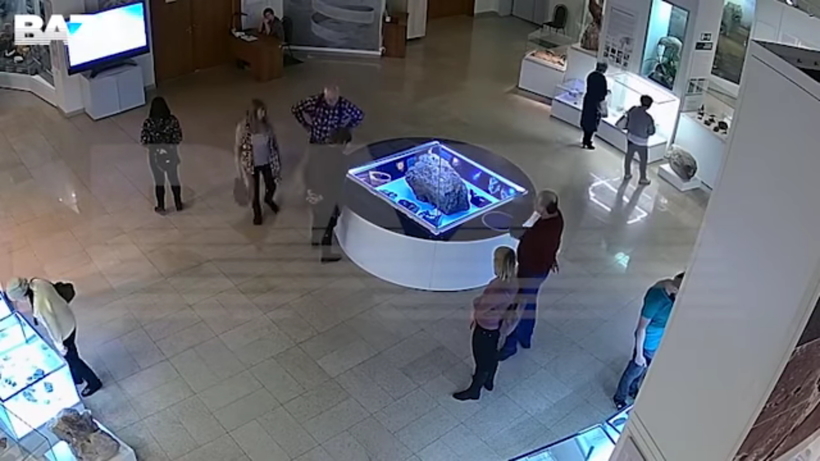 Блог - Видео: Посетители музея стали свидетелями странного поведения челябинского метеорита Видео: Посетители музея стали свидетелями странного поведения челябинского метеорита