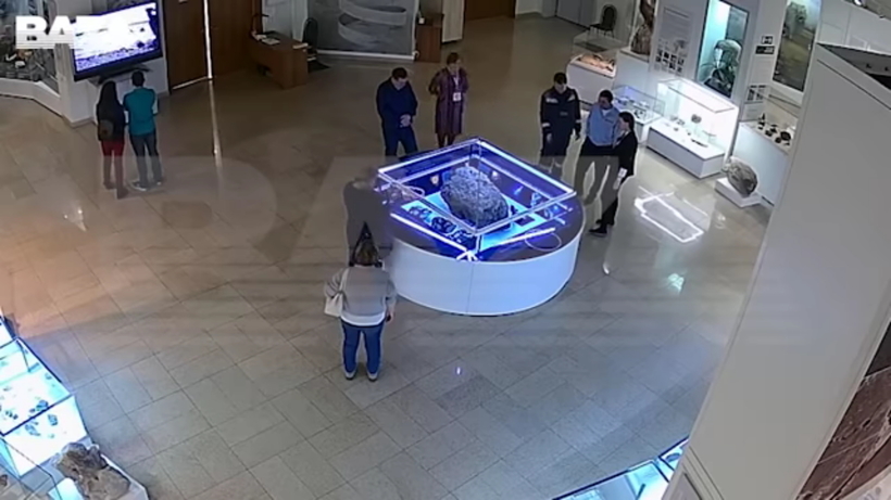 Блог - Видео: Посетители музея стали свидетелями странного поведения челябинского метеорита Видео: Посетители музея стали свидетелями странного поведения челябинского метеорита