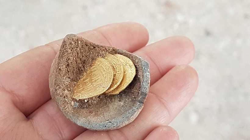 Блог - Израильские археологи обнаружили золотые монеты возрастом 1200 лет Израильские археологи обнаружили золотые монеты возрастом 1200 лет