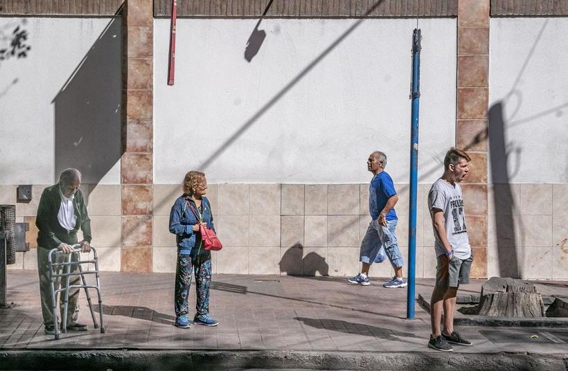 Блог - Немецкий фотограф 40 лет ездил по миру и делал снимки людей на автобусных остановках Немецкий фотограф 40 лет ездил по миру и делал снимки людей на автобусных остановках