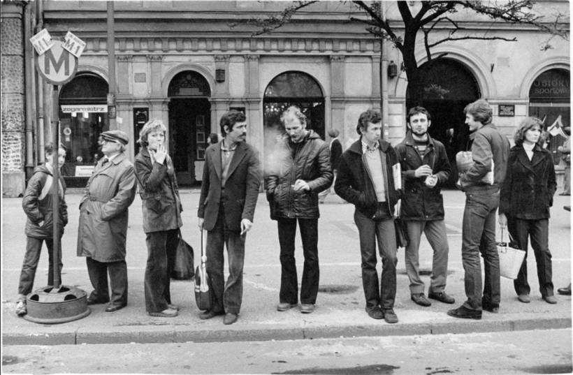 Блог - Немецкий фотограф 40 лет ездил по миру и делал снимки людей на автобусных остановках Немецкий фотограф 40 лет ездил по миру и делал снимки людей на автобусных остановках