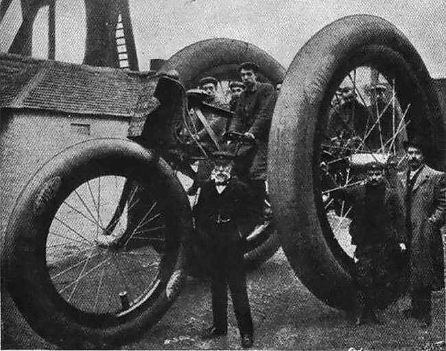 Блог - Как в 1896 году ездили на гигантских механических трехколесных велосипедах Как в 1896 году ездили на гигантских механических трехколесных велосипедах