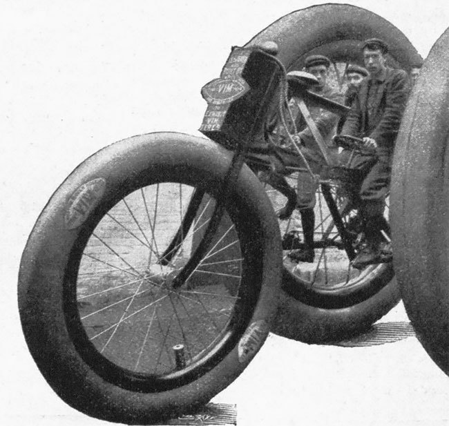 Блог - Как в 1896 году ездили на гигантских механических трехколесных велосипедах Как в 1896 году ездили на гигантских механических трехколесных велосипедах