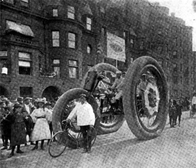Блог - Как в 1896 году ездили на гигантских механических трехколесных велосипедах Как в 1896 году ездили на гигантских механических трехколесных велосипедах