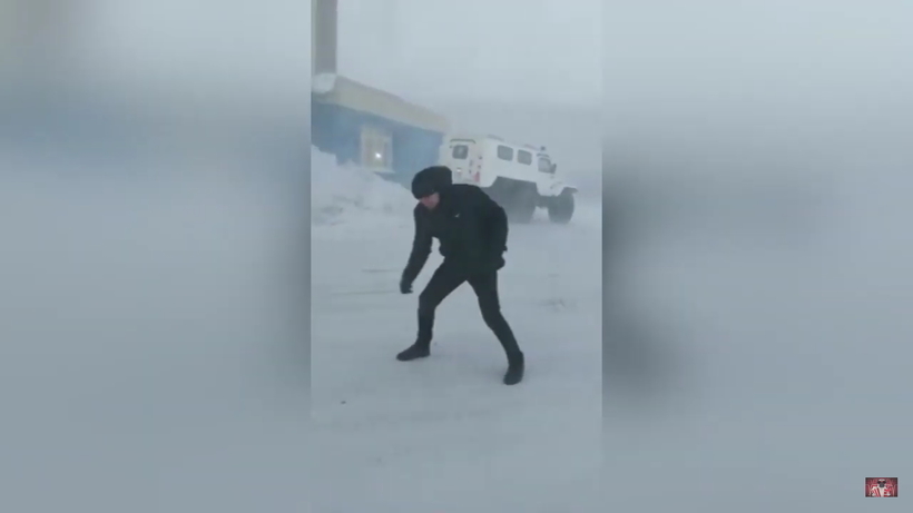 Блог - Жители Норильска делятся видео недавней пурги, которая сдувала людей и машины Жители Норильска делятся видео недавней пурги, которая сдувала людей и машины