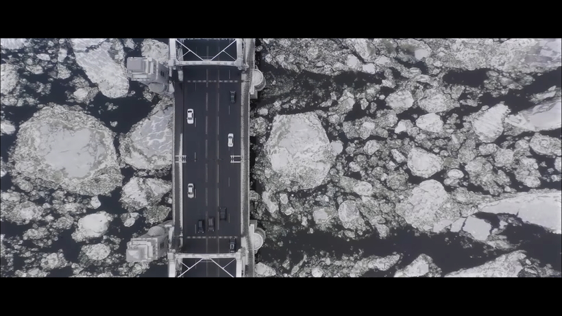 Талантливый оператор снял с дрона потрясающие кадры того, как проходит ледоход на Неве