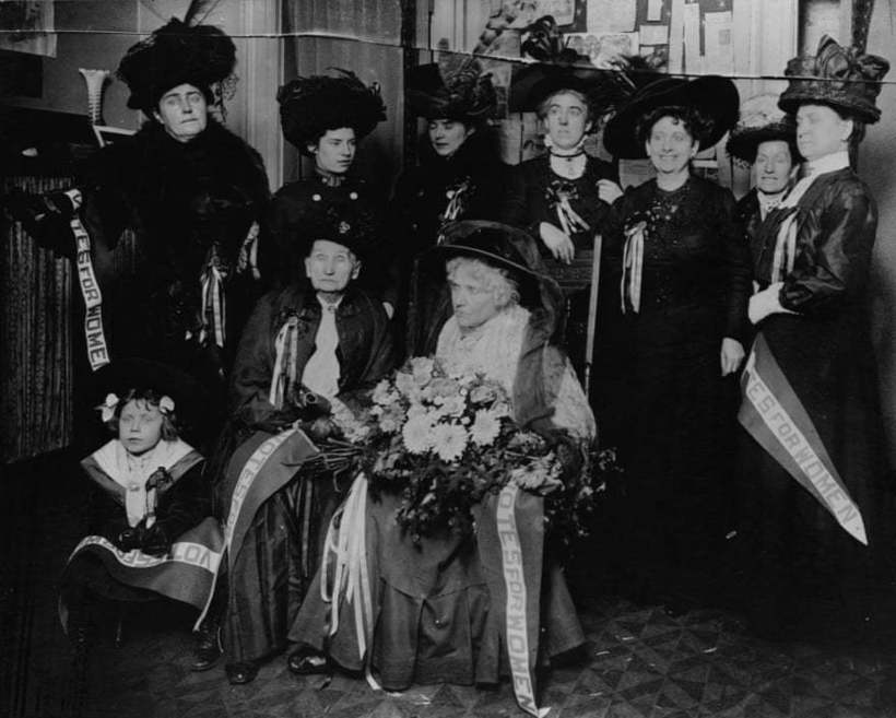 Виктория Вудхалл и ее сестра в 1910 году в окружении единомышленниц Виктория Вудхалл и ее сестра в 1910 году в окружении единомышленниц