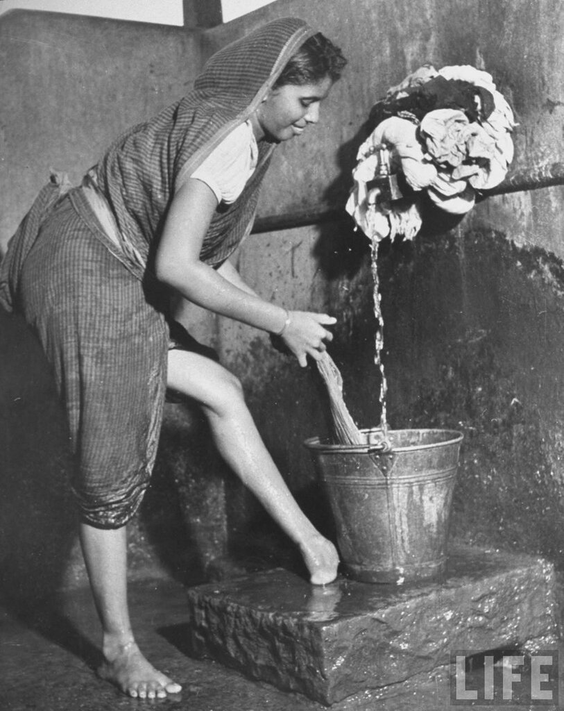 Молодая индианка стирает одежду. 1946 год