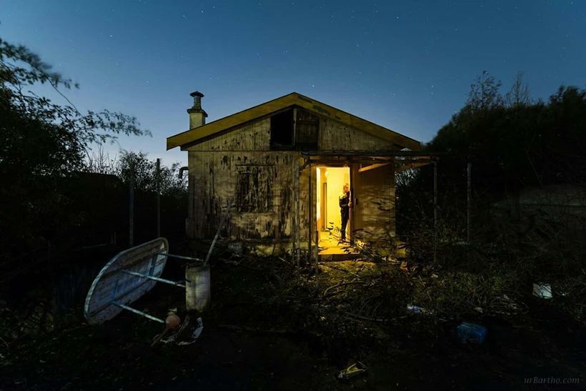 Блог - Фотограф исследует заброшенные локации ночью и делает их невероятно красочными на фото Фотограф исследует заброшенные локации ночью и делает их невероятно красочными на фото