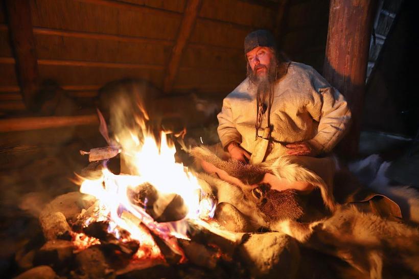 Блог - Эксперимента ради: 10 человек и двухлетний ребенок поселились в деревне каменного века Эксперимента ради: 10 человек и двухлетний ребенок поселились в деревне каменного века