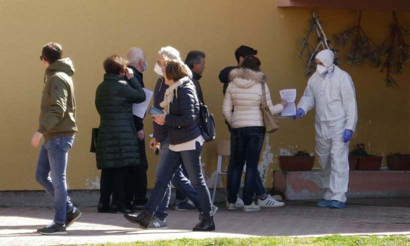 Жители стоят в очереди на тестирование Жители стоят в очереди на тестирование