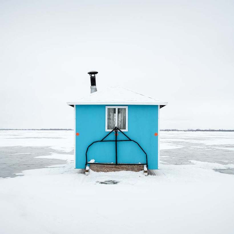 Блог - Как канадцы рыбачат зимой: 11 фото красочных домиков для подледной рыбалки в Канаде Как канадцы рыбачат зимой: 11 фото красочных домиков для подледной рыбалки в Канаде