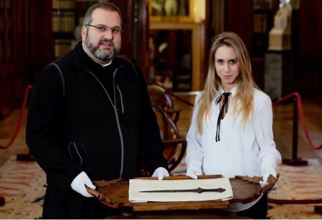 Работник монастыря Серафино Джамурлиан и Виттория