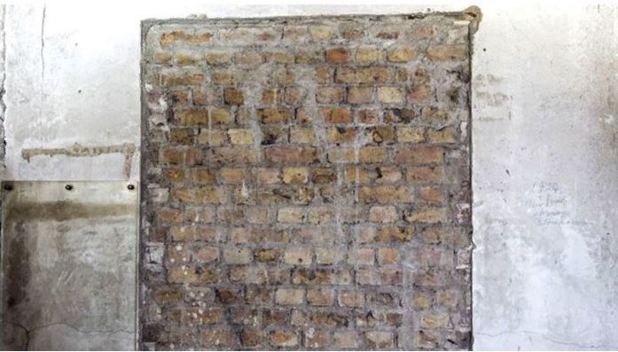 Замурованная дверь