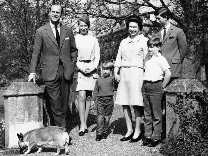 Блог - Королевские корги: 17 фото о том, как британская королева любит своих собак Королевские корги: 17 фото о том, как британская королева любит своих собак