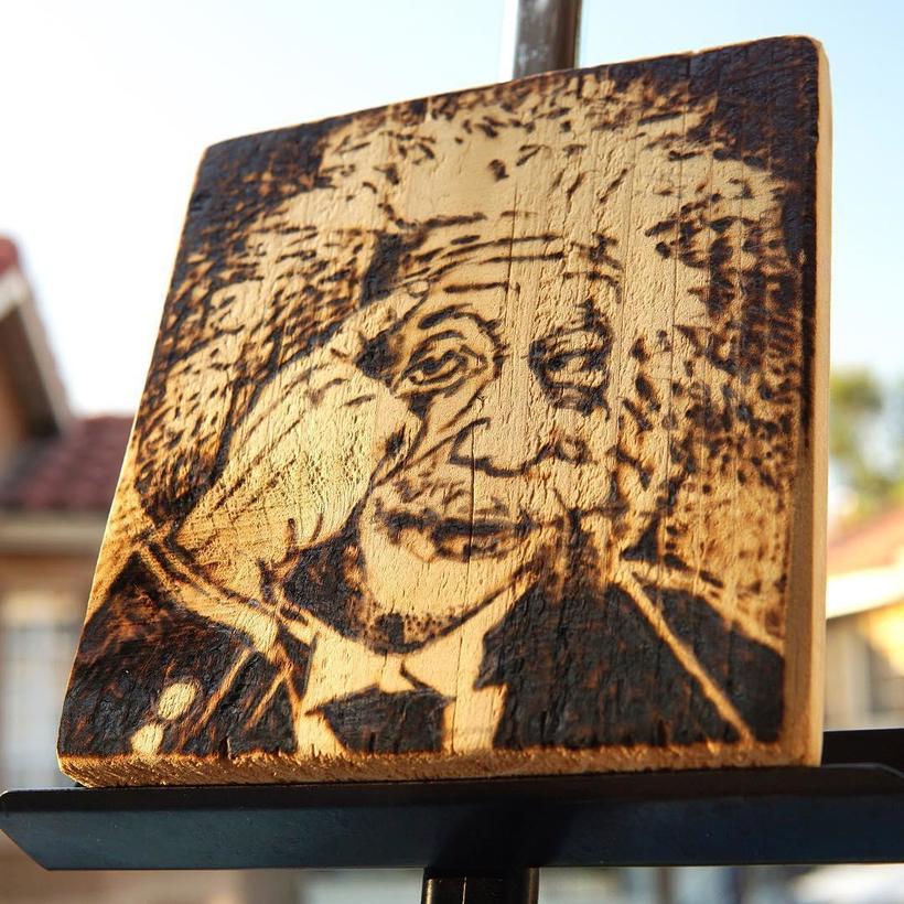 Художник отказался от традиционных кистей и рисует солнцем