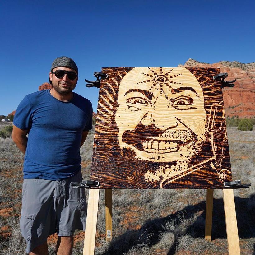 Художник отказался от традиционных кистей и рисует солнцем