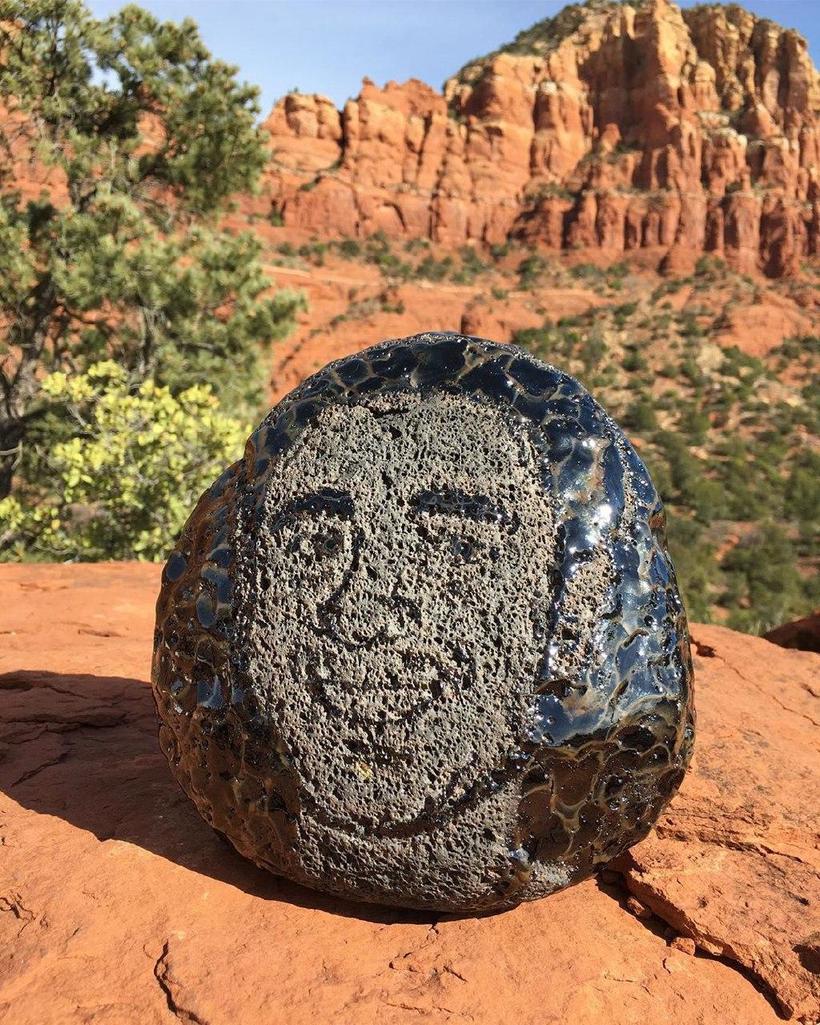 Художник отказался от традиционных кистей и рисует солнцем