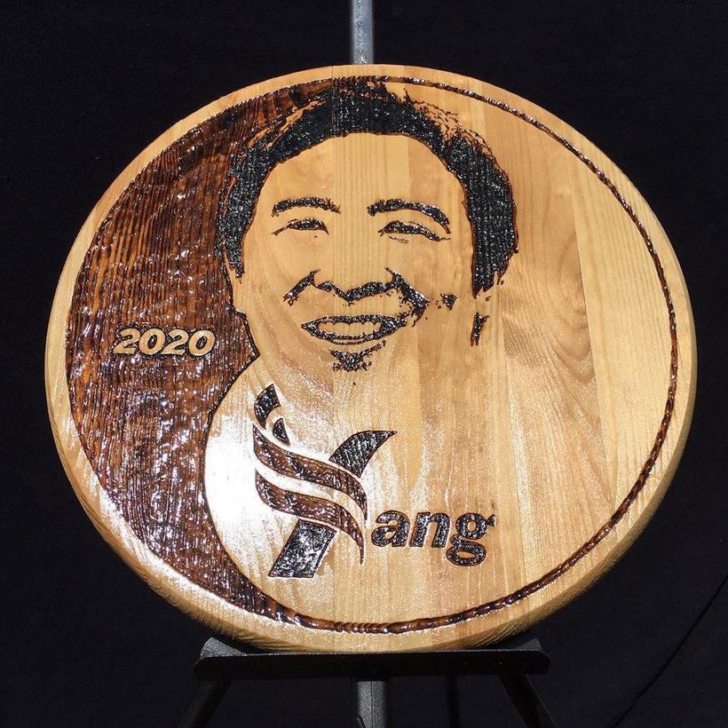 Художник отказался от традиционных кистей и рисует солнцем