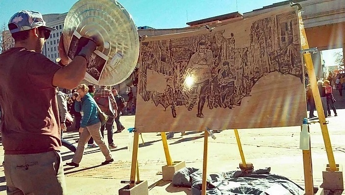 Художник отказался от традиционных кистей и рисует солнцем