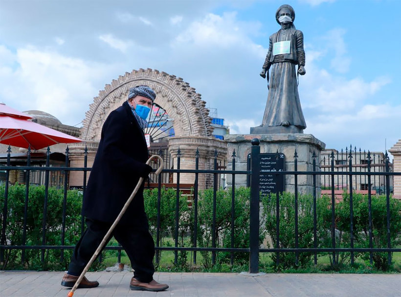Блог - По всему миру люди находят скульптуры в медицинских масках По всему миру люди находят скульптуры в медицинских масках