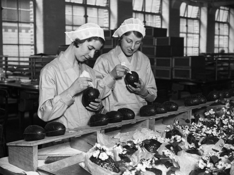 Блог - Сотрудницы фабрики Cadbury украшают шоколадные пасхальные яйца Сотрудницы фабрики Cadbury украшают шоколадные пасхальные яйца
