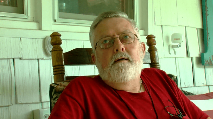 Мужчина не мог понять, кто приносит ему по ночам газеты, пока не установил камеру 