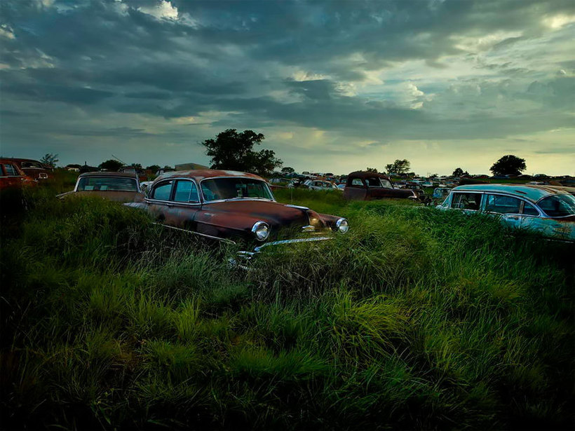 Фотограф отражает в снимках ностальгическую красоту заброшенных авто 