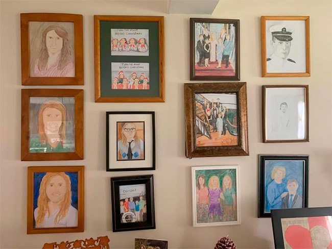 Блог - Девушка заменила фото в доме своих родителей рисунками, они не замечали этого 11 дней Девушка заменила фото в доме своих родителей рисунками, они не замечали этого 11 дней