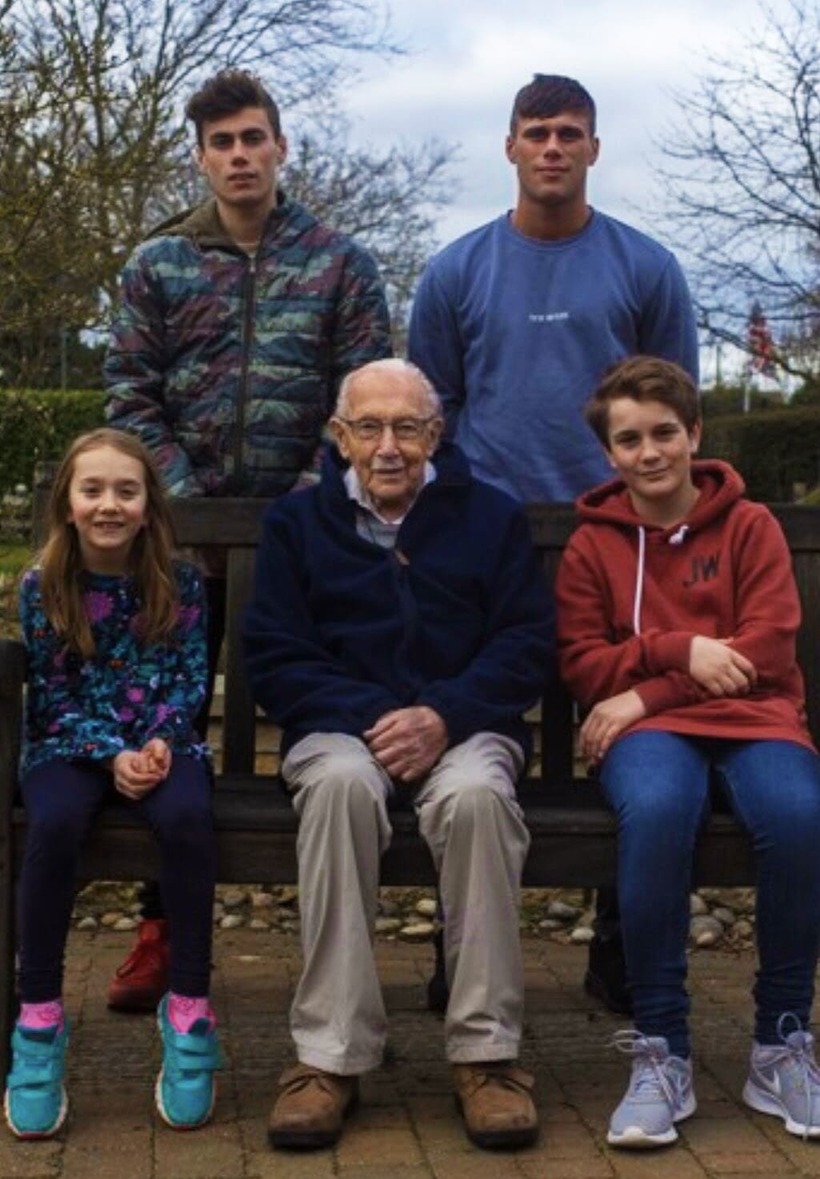 В Британии 99-летний ветеран собрал £12 млн на борьбу с коронавирусом и стал героем