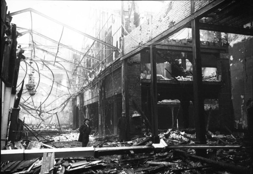 «Мулен Руж» после пожара в 1915 году «Мулен Руж» после пожара в 1915 году
