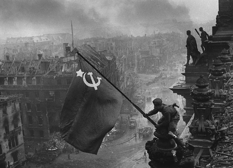 Блог - История в фото: как появился снимок «Знамя Победы над Рейхстагом» История в фото: как появился снимок «Знамя Победы над Рейхстагом»
