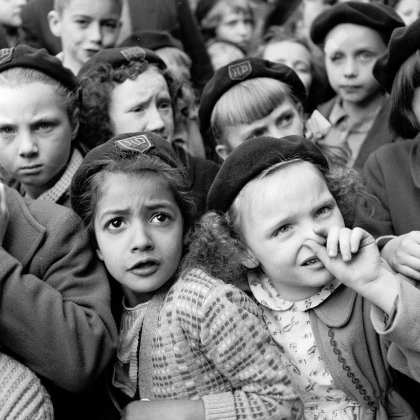 Дети столпились на выставке