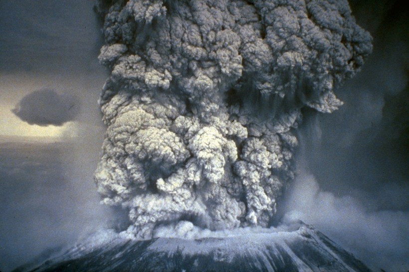 Блог - Впечатляющие исторические фото извержения вулкана Сент-Хеленс 40 лет назад Впечатляющие исторические фото извержения вулкана Сент-Хеленс 40 лет назад