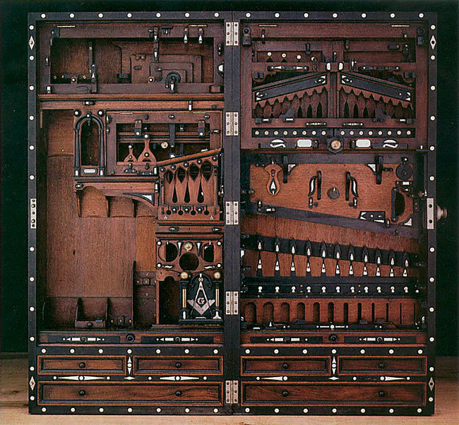 Ящик для инструментов 19 века, который стоит миллионы долларов и вмещает 300 предметов