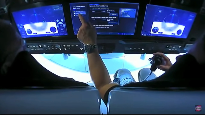 Блог - Видео: Система управления Crew Dragon схожа с игровой консолью Видео: Система управления Crew Dragon схожа с игровой консолью