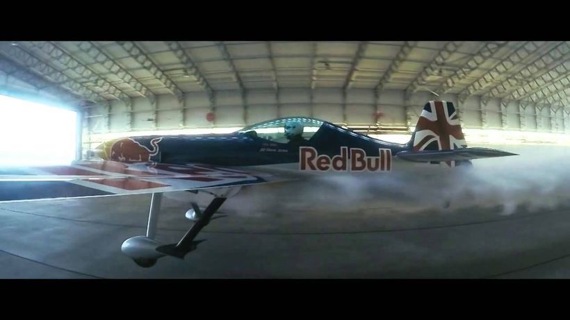 Блог - Видео: Высший пилотаж — самолеты пролетают через небольшой ангар Видео: Высший пилотаж — самолеты пролетают через небольшой ангар