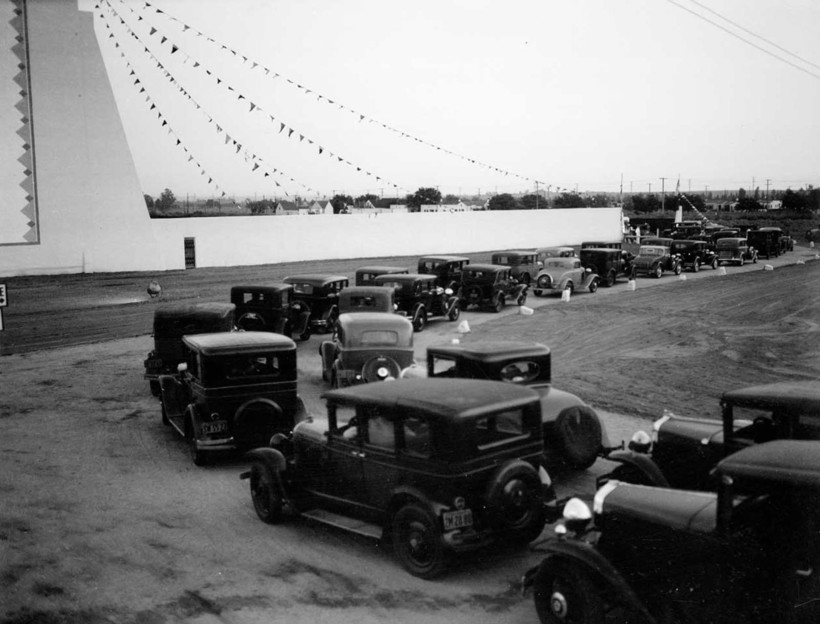 Очередь из автомобилей в drive-in Очередь из автомобилей в drive-in