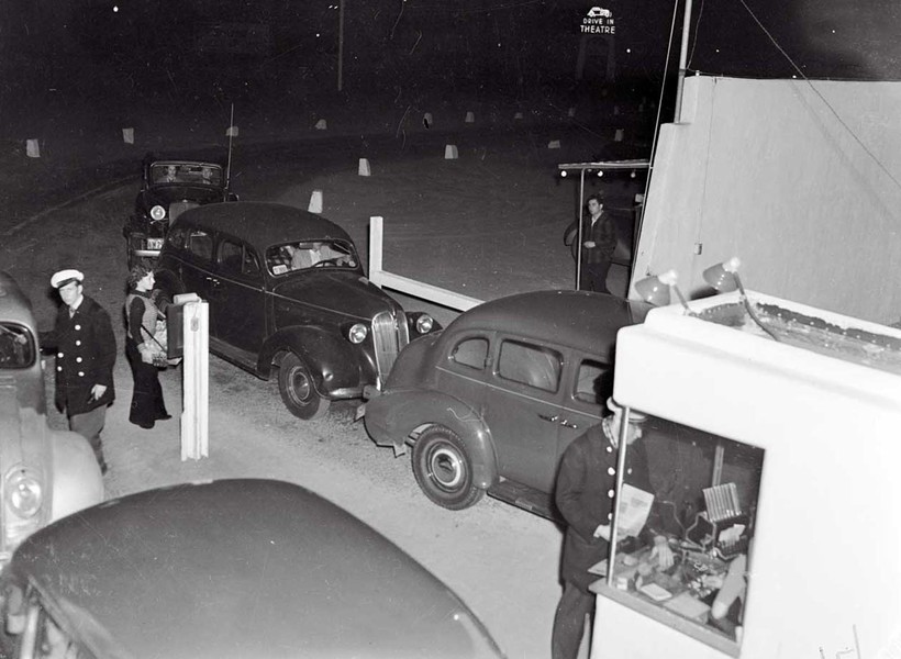 Блог - Редкие фотографии о том, как появились первые автокинотеатры Редкие фотографии о том, как появились первые автокинотеатры