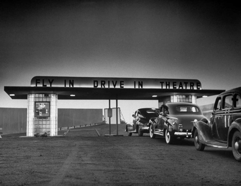 Блог - Редкие фотографии о том, как появились первые автокинотеатры Редкие фотографии о том, как появились первые автокинотеатры