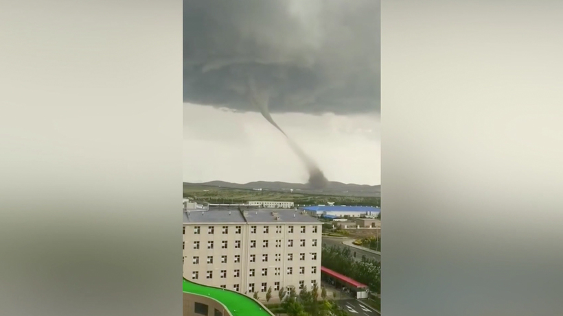 Блог - Видео: Необычное зрелище — воронка «зависла» над китайским городом Видео: Необычное зрелище — воронка «зависла» над китайским городом