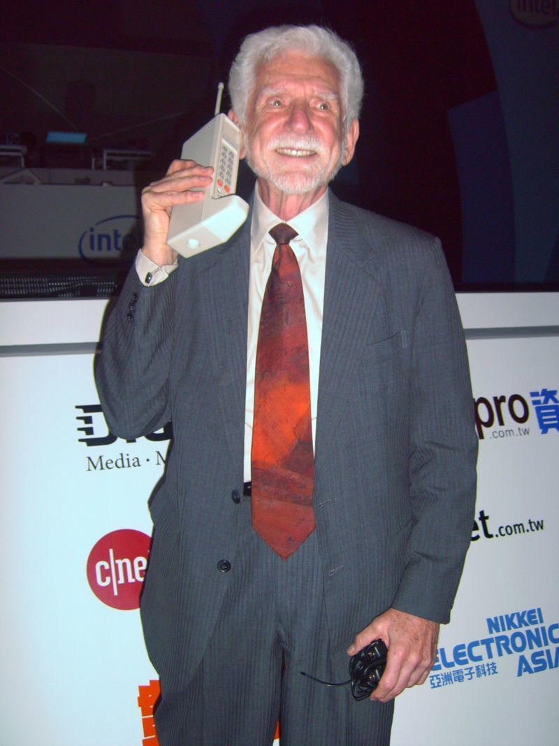 Мартин Купер и его Motorola DynaTAC Мартин Купер и его Motorola DynaTAC