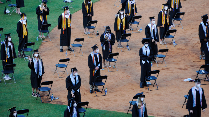 Выпускники Алабамы соблюдают дистанцию на торжественном мероприятии